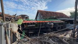 Truk Fuso Angkut Beras Terguling dan Tabrak 2 Rumah hingga Hancur di Pasuruan<
