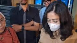 Tertunduk Lesu, Lina Dedy Ibunda Lady Minta Maaf ke Dokter Koas yang Dianiaya Sopirnya<