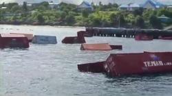 Penampakan Kapal Kargo Tenggelam di Perairan Kupang, Puluhan Kontainer Mengapung di Laut<
