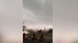 Detik-Detik Menegangkan Puting Beliung Mengamuk di Pangandaran, Wisatawan Panik Berhamburan<