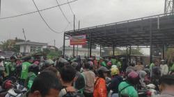 Ojek Pangkalan Kejar Ojol di Bandung, Penumpang Jadi Korban Ditarik sampai Jatuh<