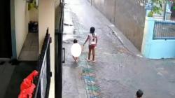 Detik-Detik Balita di Surabaya Hanyut di Selokan saat Main Hujan Terekam CCTV<