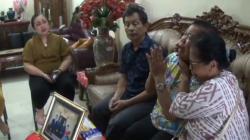 Suasana Kesedihan Menyelimuti Keluarga Iptu Tomi yang Hilang saat Kontak Tembak dengan OPM <
