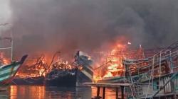 10 Kapal Hangus Terbakar di Pelabuhan Pelindo Tegal, Api Berkobar Disertai Asap Hitam<