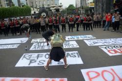 Ratusan Suporter PSIS Semarang Geruduk Markas Polda Jateng
