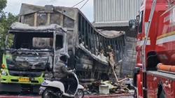 Truk Boks Beserta Ratusan Paket di Gudang JNE Gedebage Bandung Ludes Terbakar<
