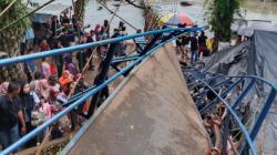 Breaking News: Jembatan Wisata Sungai Malus Putus, Puluhan Pengunjung Jatuh Dievakuasi ke RS<