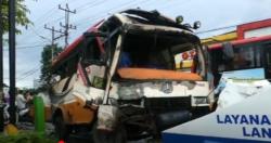 Breaking News: Kecelakaan Beruntun di Banyumas, Bus Tabrak 2 Mobil 2 Luka Berat<