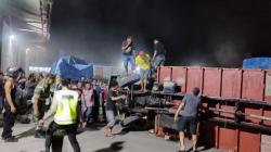 Kecelakaan Truk Terbalik di Pelabuhan Gunungsitoli, Diduga Kelebihan Muatan<