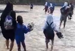 Jembatan Hanyut Terbawa Banjir, Siwa SD-SMP di Sukabumi Bertaruh Nyawa Seberangi Sungai<