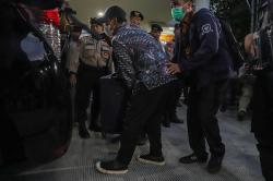 KPK Bawa Satu Koper Hitam Hasil Penggeledahan Rumah Hasto