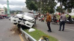 Kecelakaan di Soreang, Sedan Mewah Ringsek Tabrak Trotoar dan Tiang PJU<