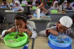 Potret Siswa Tidak Menghabiskan Makan Bergizi Gratis, Bungkus Dibawa Pulang