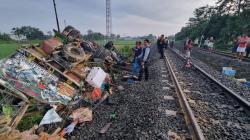 Kecelakaan Truk Tertabrak Kereta Api Sancaka di Sragen, Sopir Luka Berat<