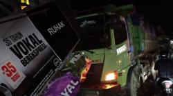Rem Blong, Truk Tanah Tabrak 2 Warung dan Motor di Lebak<