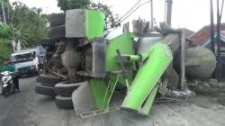 Truk Molen Kecelakaan di Salatiga akibat Rem Blong, Cor Semen Tumpah di Jalan<