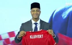 Penampakan Kluivert Pakai Peci Sambil Pegang Jersey Timnas: Terima Kasih<
