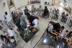 Potret Penyandang Disabilitas Belajar Merangkai Bunga