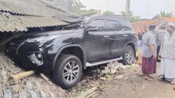 Kecelakaan di Sampang, Toyota Fortuner Oleng Tabrak Warung<