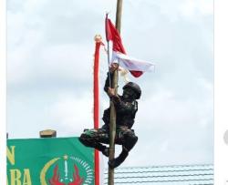 Mengharukan, Joni Pemanjat Tiang Bendera Cium Kaki Ibu usai Jadi Anggota TNI AD<