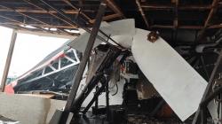 Video Detik-Detik Kapal Tabrak Kafe di Tepi Sungai Mahakam, Pengunjung Panik Berlarian<