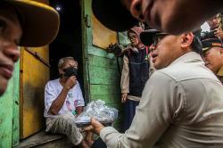 Wamendagri Bagikan Makanan Berlebih dari Hotel untuk Warga Miskin di Palembang