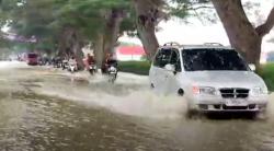 Jalur Cirebon-Indramayu Terendam Banjir Bak Lautan, Puluhan Motor Mogok<