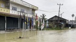 Ratusan Rumah di Daik Terendam Banjir, Warga Mengungsi ke Gedung Milik Pemkab<