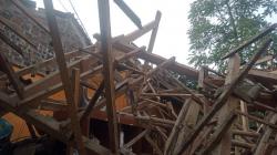 Kondisi Lapuk Ditambah Hujan Deras, Bangunan SDN 2 Girijaya Sukabumi Ambruk<