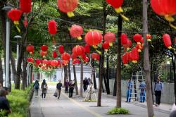 Lampion Berwarna Merah Bergelantungan Hiasi Jalan Jenderal Sudirman Jakarta