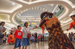 Barongsai Hibur Pengunjung Pusat Perbelanjaan