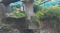 Jembatan Sumber Rawan Roboh akibat Fondasi Tergerus Banjir, Lalu Lintas Dialihkan<