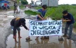 Didemo Warga, Dinas PUPR Pastikan Jalan Rusak di Pagerbarang Diperbaiki Tahun Ini<