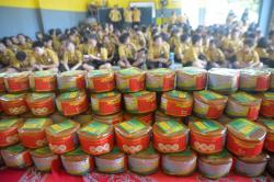 Tradisi Bagi-Bagi Kue Keranjang Sambut Imlek 2576
