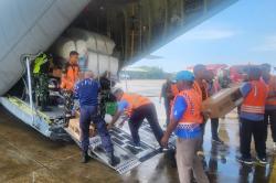 Aeroscue TNI AU Terbangkan Bantuan untuk Korban Erupsi Gunung Lewotobi Laki-Laki