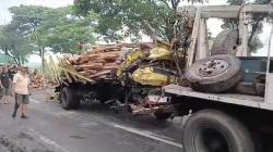 Kecelakaan 2 Truk Bertabrakan di Jalur Pantura Probolinggo, 1 Orang Tewas Terjepit<