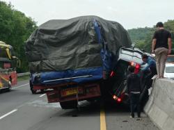 Kecelakaan di Km 80 Tol Cipularang Arah Bandung, Truk Impit Avanza hingga Ringsek