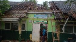 Atap Gedung Sekolah di Pandeglang Ambruk usai Diguyur Hujan, Siswa Pindah Belajar<
