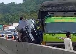 Kronologi Truk Fuso Tabrak Avanza hingga Ringsek di Tol Cipularang gegara Pecah Ban<
