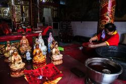 Prosesi Pencucian Patung Dewa Jelang Imlek 2025