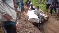 Memprihatinkan, Jenazah Warga Kepahiang Dibawa Gunakan Motor karena Jalan Berlumpur<