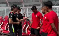 Dua Pemain Timnas Indonesia Asyik Ngobrol dengan Pembalap VR46, Bahas Apa?