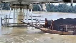 Tiang Penyangga Patah Ditabrak Kapal Tongkang, Jembatan Muara Tembesi Terancam Roboh<