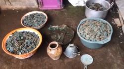 Petani di Gunung Bromo Heboh Temukan Benda Bersejarah, Ribuan Keping Uang Kuno hingga Guci<