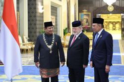 Presiden Prabowo Pakai Beskap Melayu Hitam Disambut Upacara Kenegaraan Raja Malaysia