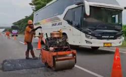 Viral Tol Cipali Subang Berlubang Picu Mobil Pecah Ban dan Bocor<