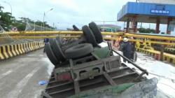 Rem Blong, Truk Tepung Terigu Tabrak Fasilitas Pelabuhan Bakauheni hingga Terguling<