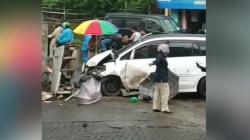 Kecelakaan di Citeureup, Mobil Tabrak Gerobak Cilok dan Kue Cubit<
