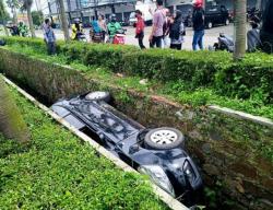 Grand Livina Masuk Parit di Batununggal Bandung Gara-Gara Sopir Lihat Google Maps<