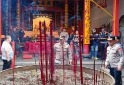 Pastikan Imlek 2025 Aman, Jibom Brimob Polda Jabar Sterilisasi Vihara-Kelenteng di Bandung<
